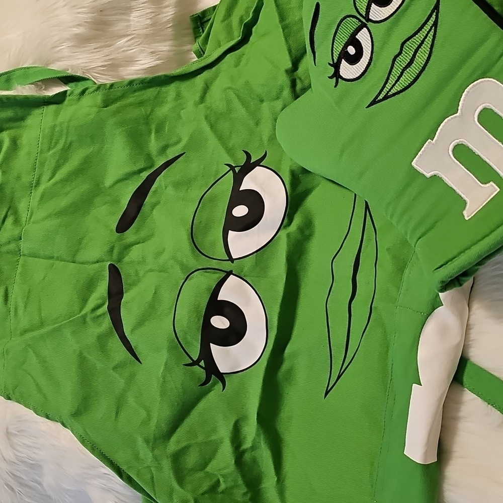 M&M green apron oven mitt  and melamine plate set new from Dove Chocolate